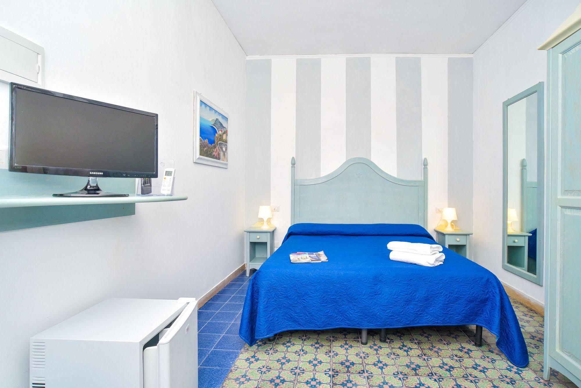 Charme Hotel La Villa Tina イスキア島 エクステリア 写真